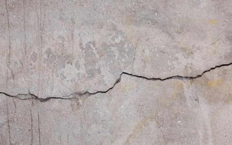 Betonglagning djupa sprickopr